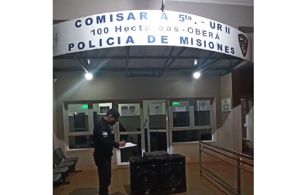Jóvenes se dieron a la fuga abandonando parlantes y un amplificador