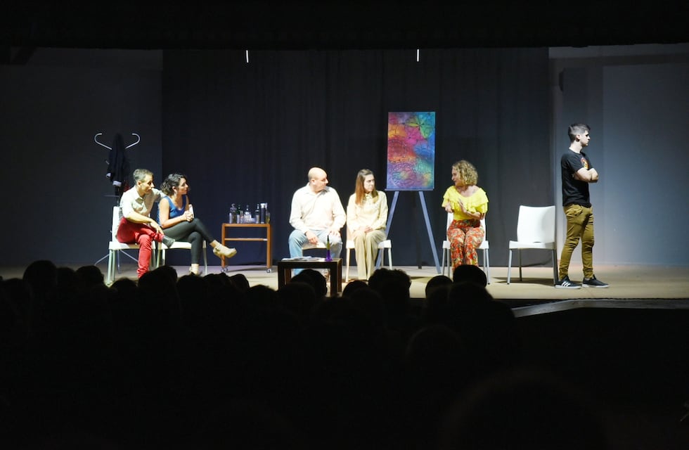 Sala llena para la obra “Bajo Terapia” en el Teatrillo Municipal de Arroyito