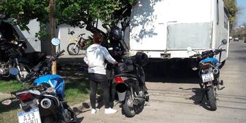 Cruzó el semáforo en rojo y se quedó sin la moto