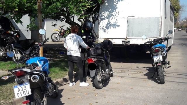 Cruzó el semáforo en rojo y se quedó sin la moto