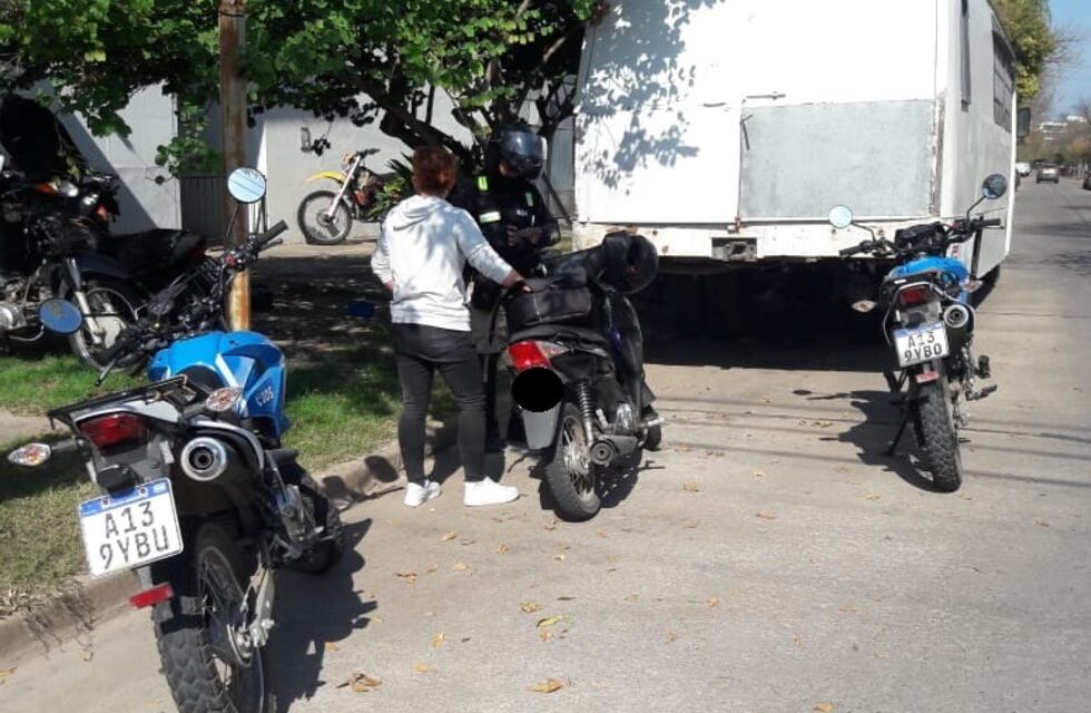 Un menor cruzó en rojo y se quedó sin la moto