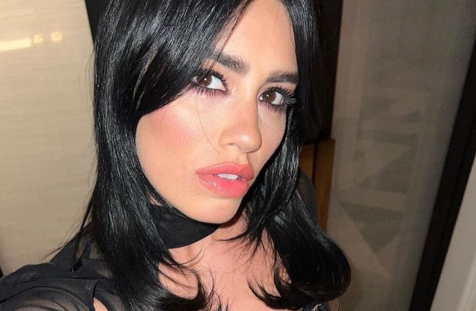 Lali Espósito deslumbró en España con un mini vestido de encaje plateado muy extravagante