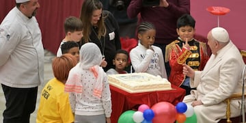 El Papa Francisco cumplió 87 años este domingo y fue agasajado por unos niños. Foto: Gentileza