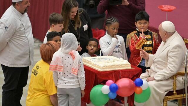 El Papa Francisco cumplió 87 años este domingo y fue agasajado por unos niños. Foto: Gentileza