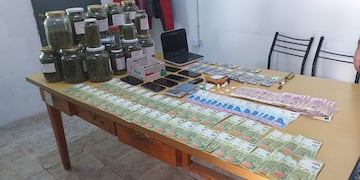 En una de las vivienda había más de tres kilos de cogollos de marihuana fraccionados en frascos.