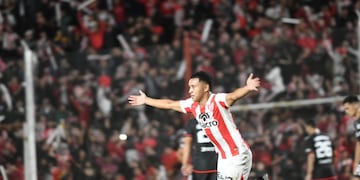 Damián Puebla superó a Franco Armani con su disparo desde el punto penal para el 1-0 de Instituto ante River. (Javier Ferreyra / La Voz)