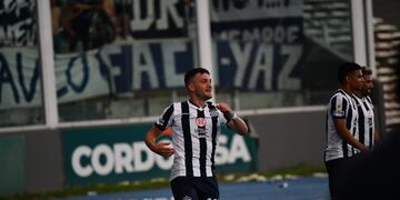 Francisco Pizzini, autor del gol de Talleres, festeja la apertura del marcador en el clásico ante Belgrano. (Pedro Castillo / La Voz)
