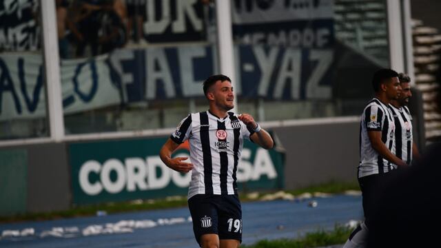 Francisco Pizzini, autor del gol de Talleres, festeja la apertura del marcador en el clásico ante Belgrano. (Pedro Castillo / La Voz)