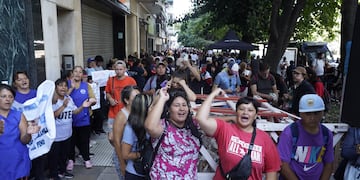 Organizaciones sociales esperan en la puerta de las oficinas de Pettovello.
