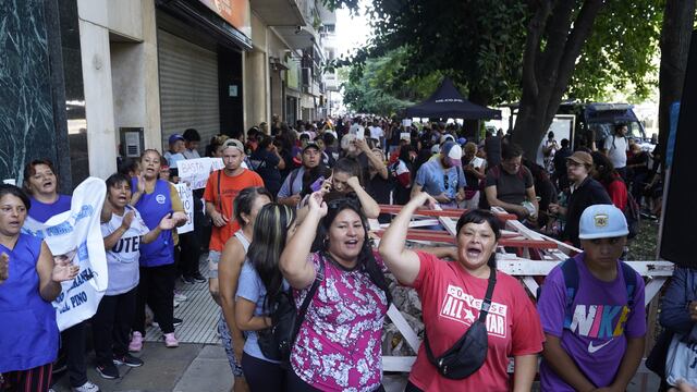 Organizaciones sociales esperan en la puerta de las oficinas de Pettovello.