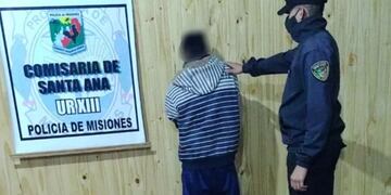 El joven golpeó al concubino luego los amenazó con el arma.