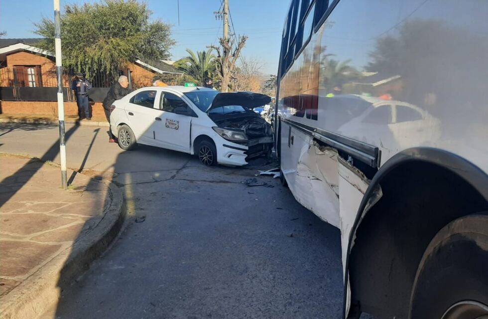 La Falda: chocaron un remis y un colectivo urbano