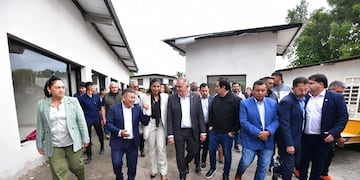Acompañado por una comitiva de funcionarios y funcionarias, Jaldo supervis{o personalmente el avance de la obra.