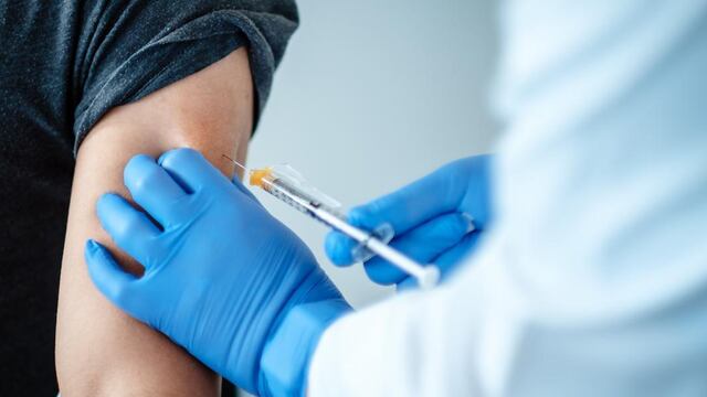 Según la OMS, la inmunidad de las vacunas contra el COVID-19 sería de 6 meses. Foto Michael Ryan/AP.