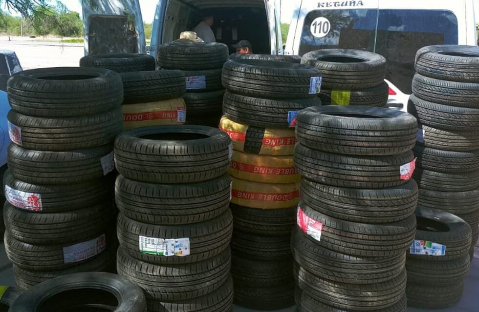Llevaban más de 650 cubiertas sin papeles: la Policía Caminera de Córdoba los detuvo e intentaron coimearlos