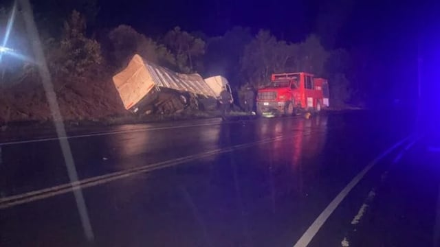 Despiste de un camión en Pozo Azul por fortuna no dejó heridos de gravedad.