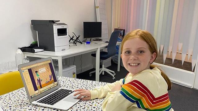 La madre de la nena comparte fotos y videos de su vida diaria en las redes sociales.