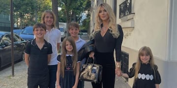 Wanda junto a sus hijos Constantino, Valentino, Benedicto, Francesca e Isabella.