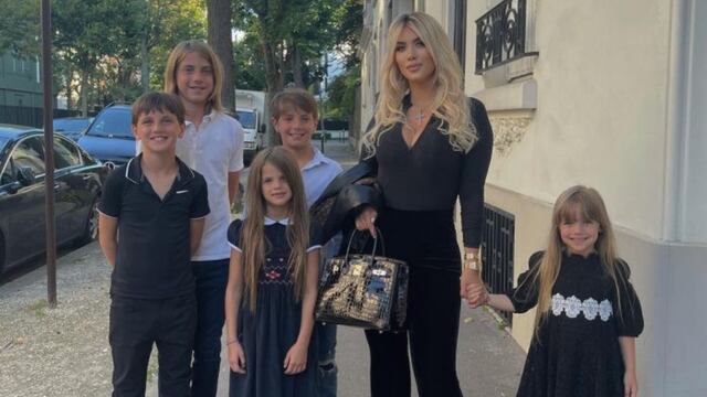 Wanda junto a sus hijos Constantino, Valentino, Benedicto, Francesca e Isabella.
