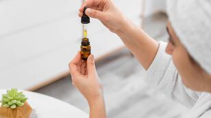 Estos 3 sérums con retinol son ideales para el invierno: se compran en farmacias y cuestan menos de $50 mil.