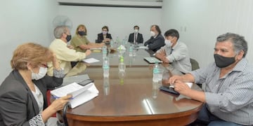 Funcionarios y sindicalistas presentes en la última reunión de la primera etapa de la paritaria docente en Jujuy.