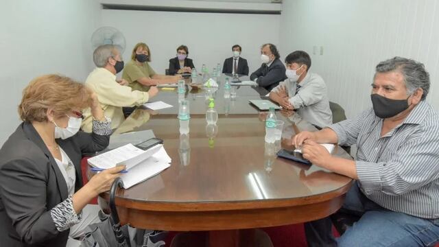 Funcionarios y sindicalistas presentes en la última reunión de la primera etapa de la paritaria docente en Jujuy.