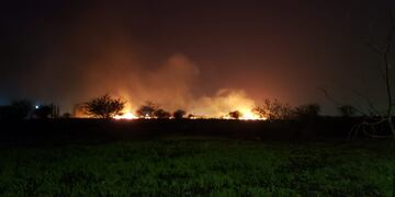 Incendio frente al aeropuerto de Córdoba.