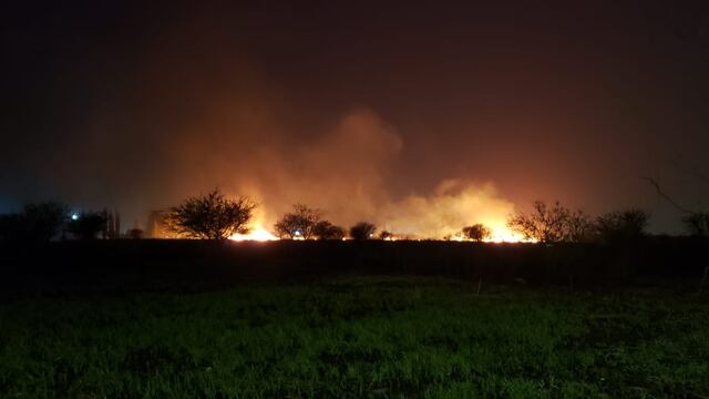 Incendio frente al aeropuerto de Córdoba.