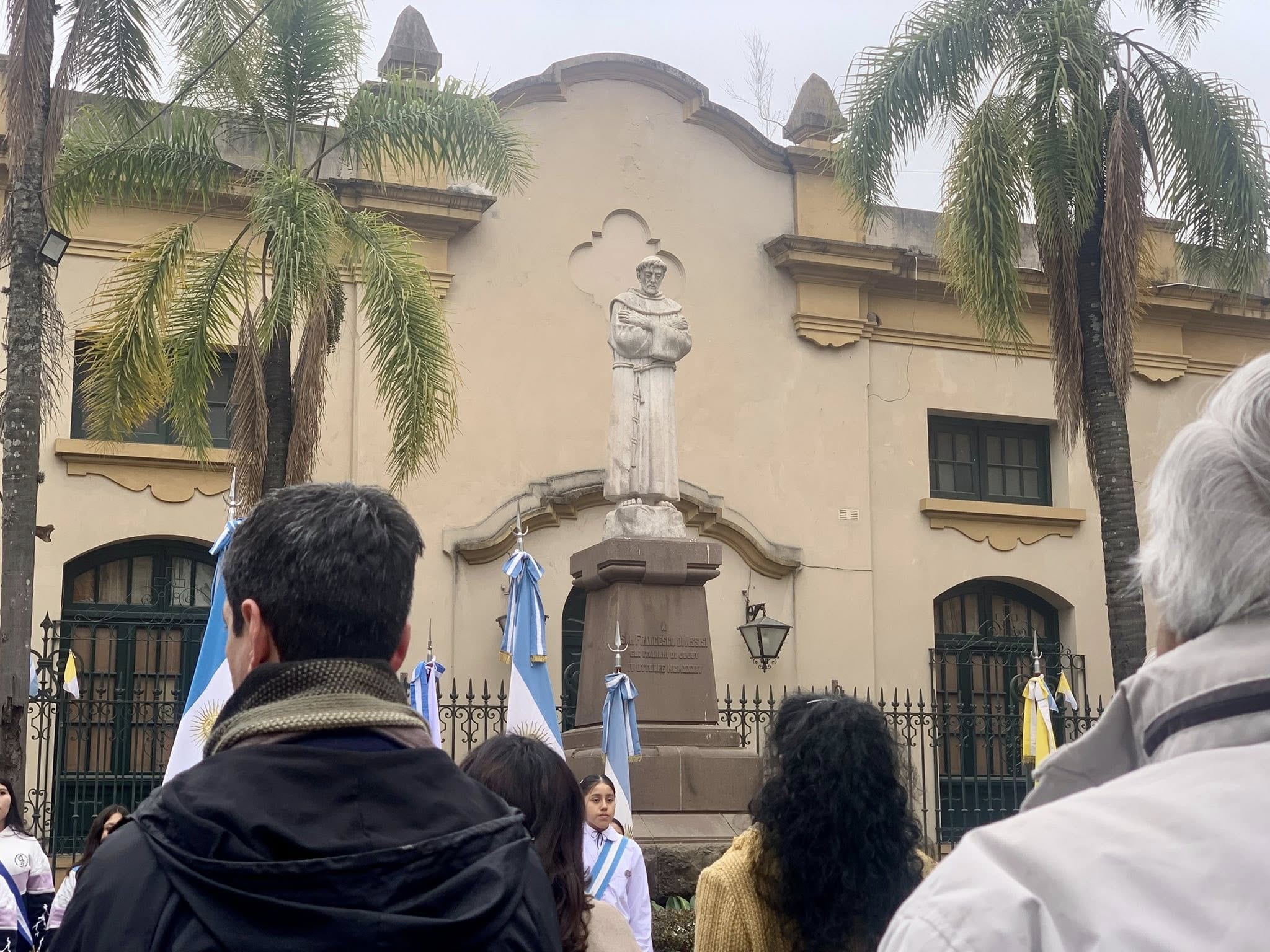 El fray Dante Ríos explicó que según consta en el propio pedestal de la imagen, es un homenaje de los italianos residentes en Jujuy a san Francisco de Asís, y si bien figura como fecha el 4 de octubre de 1935, las publicaciones de la época consignan que se bendijo el 13 de junio de ese año.