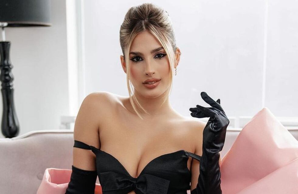 Julieta Poggio se animó a un extavagante look de top y mini con un guiño a la infancia
