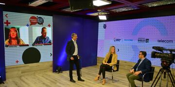 VOCES QUE SUMAN. Del panel participaron Romina Ruffino (Naranja X), Andrés Pallaro (Siglo 21), en el estudio de “La Voz”, Andrea Ávila (Randstad) y de Sergio Faraudo (Telecom), de manera virtual. Moderados por el periodista Daniel Alonso. (Nicolás Bravo/La Voz)