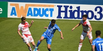 Godoy Cruz recibe a Unión de Santa Fe en el estadio Feliciano Gambarte. / Marcelo Rolland (Los Andes).