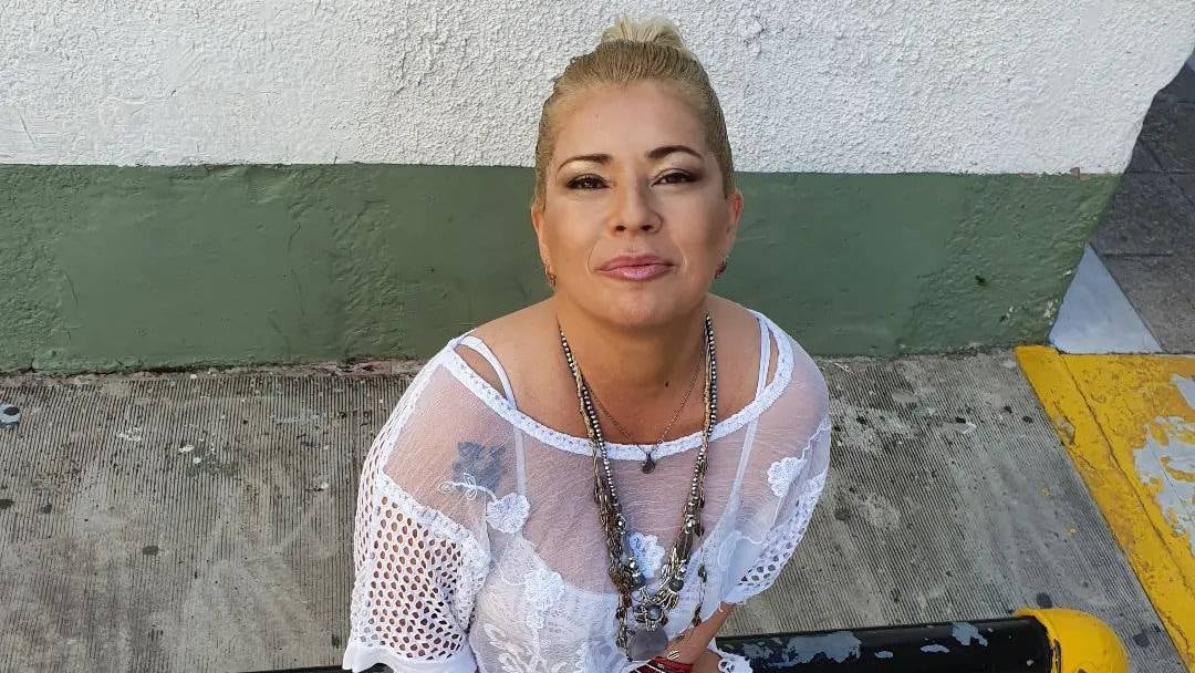 Desde la piscina, Dalila se sumó a la tendencia del verano y posó con una malla enteriza con espalda al descubierto