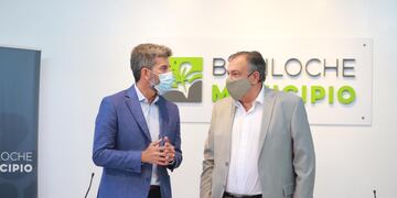 Los intendesntes de la Ciudad de Mendoza, Ulpiano Suárez y de Bariloche, Gustavo Gennuso tras la firma del acuerdo de cooperación. Gentileza MCM