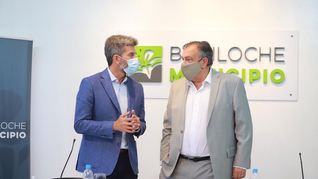 Los intendesntes de la Ciudad de Mendoza, Ulpiano Suárez y de Bariloche, Gustavo Gennuso tras la firma del acuerdo de cooperación. Gentileza MCM