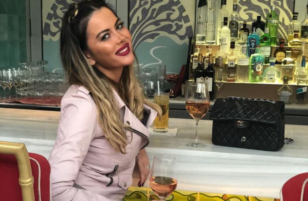Dueña de la noche parisina, Karina Jelinek conquistó Instagram con sus jugados looks