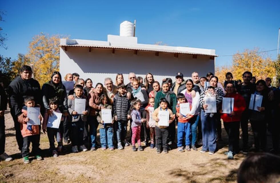 Jalil entregó viviendas en Londres: “Transformamos los recursos de nuestra tierra en oportunidades reales”