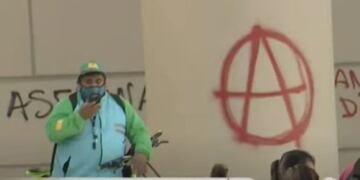 Pintadas en la Catedral en una protesta contra el gatillo fácil.