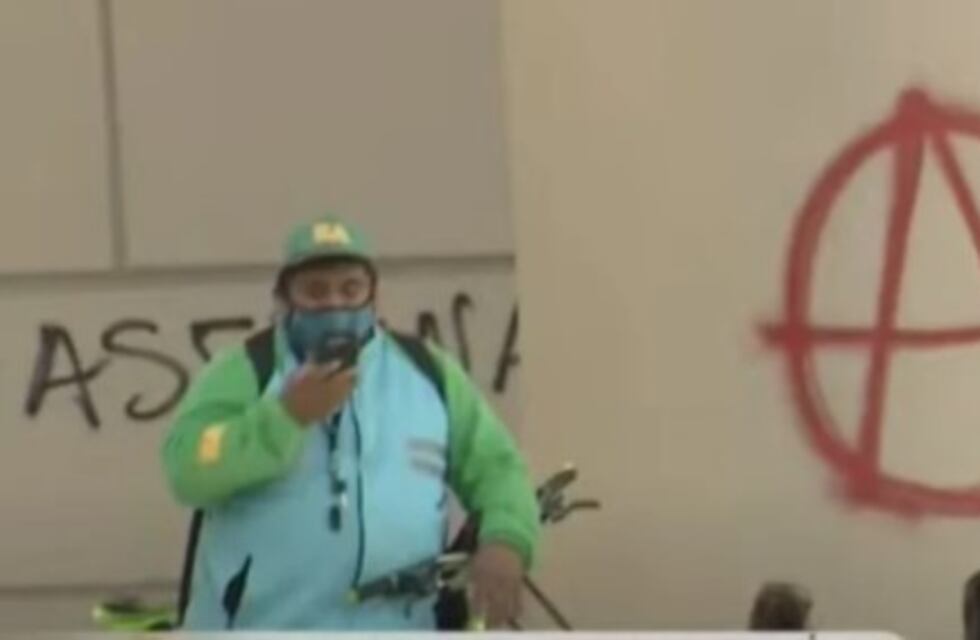 Pintadas en la Catedral y el Cabildo durante una marcha contra el gatillo fácil