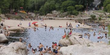 Turistas disfrutando en los ríos serranos