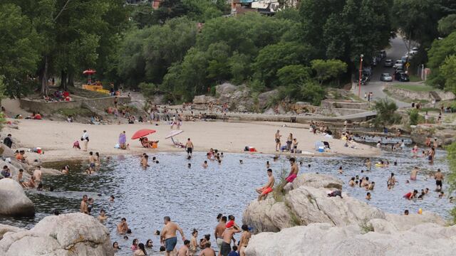 Turistas disfrutando en los ríos serranos