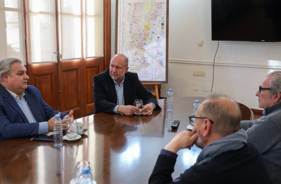 Omar Perotti recibió a Pablo Farías, después del fuerte cruce público