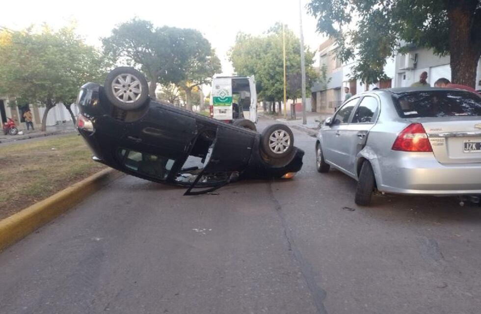 Vuelco de un vehículo en Bv. Sáenz Peña