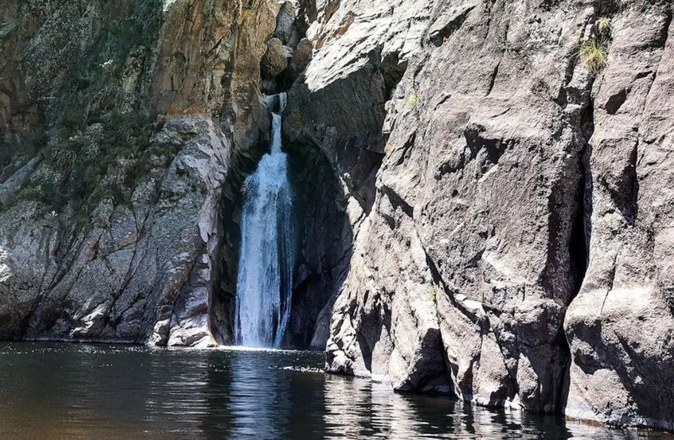 Un oasis oculto con senderos naturales: así es la cascada en el Valle de Traslasierra