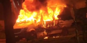 Una camioneta se incendió durante la madrugada en Posadas.