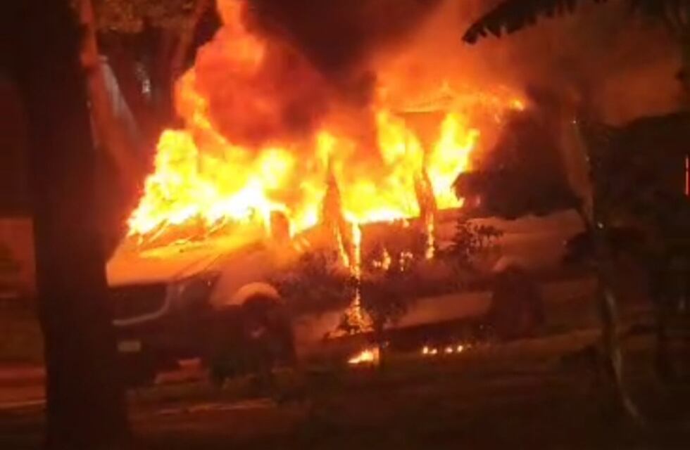 Una camioneta se incendió durante la madrugada en Posadas