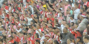 Alta Córdoba de fiesta. Los hinchas de la Gloria festejaron el triunfo ante Ferro en el último minuto. Foto Javier Ferreyra