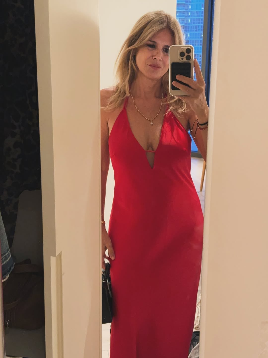A los 59 años, Flavia Palmiero modeló con un vestido rojo pasión y dio cátedra de estilo con un mega escote
