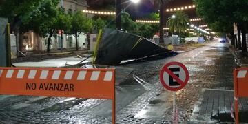 Empalizada caída en la primera cuadra de Bv. Santa Fe