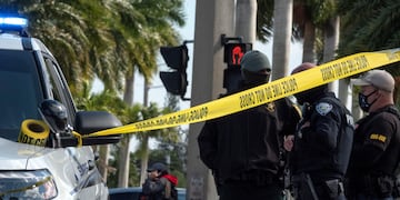 La policía bloquea la calle donde murieron dos agentes del FBI y otros tres resultaron heridos en un tiroteo (Foto de CHANDAN KHANNA / AFP)